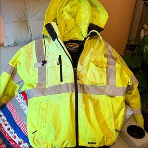 Men’s dewalt heated jacket does not have the battery